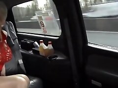 Mature baisee dans une voiture en plein Paris