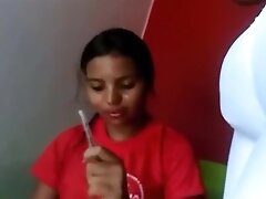 Vendedora gatinha olhando meu volume gostou de ver bulge