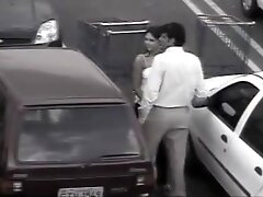Elle le branle et le suce sur un parking !