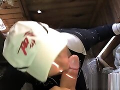 Moglie italiana succhia un bel cazzone e ingoia tutta la sua sborra