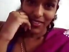 Cute girl in saree doing sefles.