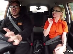 English spex babe publicly blows guy in car