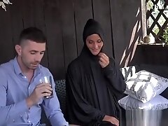 MUSLIM BITCH LEFT HER EGYPTIAN HUSBAND