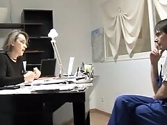 Un employe baise sa patronne pour ne pas etre vire