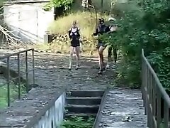 Herrin hat ihre Sklavin im Griff