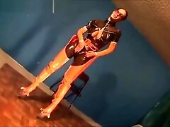 Amateur met een latex catsuit met ritsen en een open kruis.