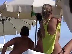 Bellas tetas en la playa