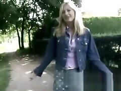 Blonde reluctantly flashes outside